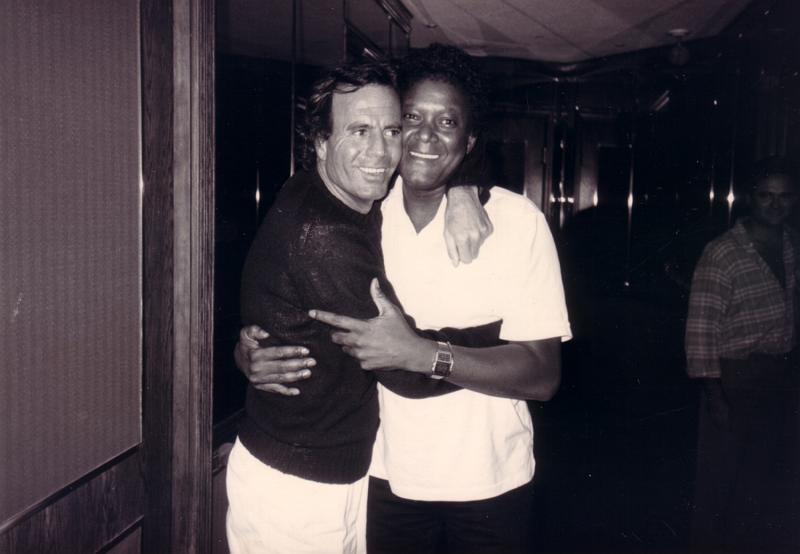 3.jpg - With Julio Iglesias during a recording session in 1989